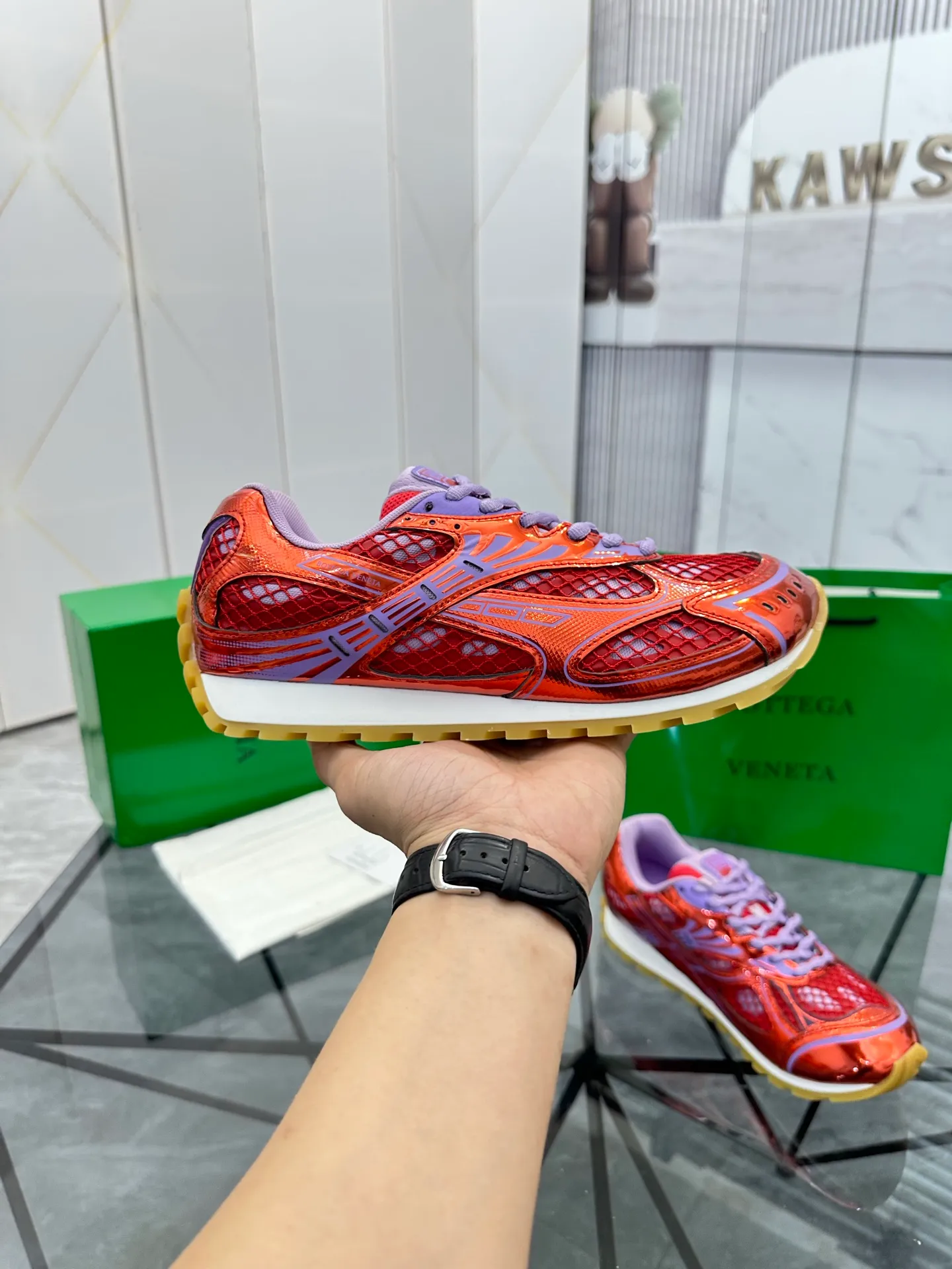 Factory men's shoes 💰: 620💰 (top version) BV Orbit sneakers Wang Yibo's same style couple's dad shoes Runner sneakers, made of lightweight technical mesh fabric. Matched with geometric pattern designed rubber outsole Wang Zha series high version Look for the package craftsmanship The actual height is much higher, but the legs are still slim. Very nice and playable and durable Matching to the standard 💯 Package shoe technology Look for the high version The outsole is made of color-blocked TPU outsole Women's model 35 36 37 38 39 40 41 (40 41 customized) Men's model 38 39 40 41 42 43 44 45. (Customized size 38 45.46) No. H345